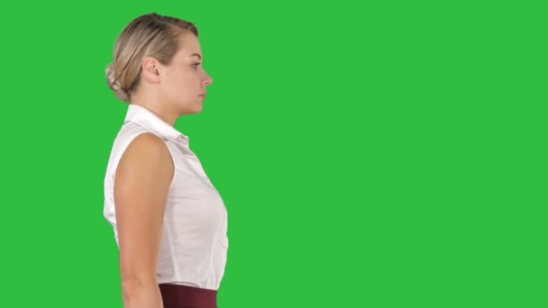 Jonge zakenvrouw lopen op een groen scherm, Chromakey. — Stockvideo