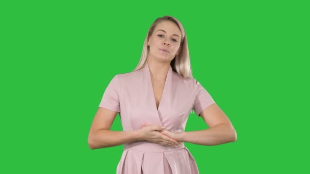 Donna in rosa che parla con la fotocamera su uno schermo verde, Chroma Key . — Video Stock