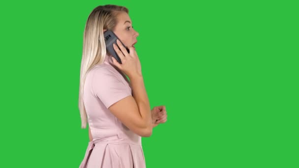 Krásná žena chodí a mluví do telefonu na zelené obrazovce, Chroma Key. — Stock video