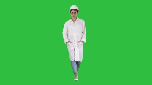 Femme en blouse blanche et chapeau dur marchant sur un écran vert, Chroma Key . — Video