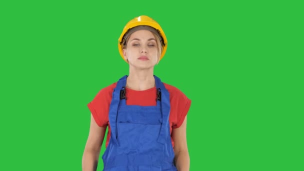 Chroma anahtar yeşil ekran yürüyüş hardhat kadında genç İnşaat. — Stok video