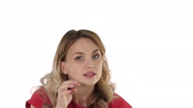 Güzel kız beyaz arka planda kameraya bakıyor..