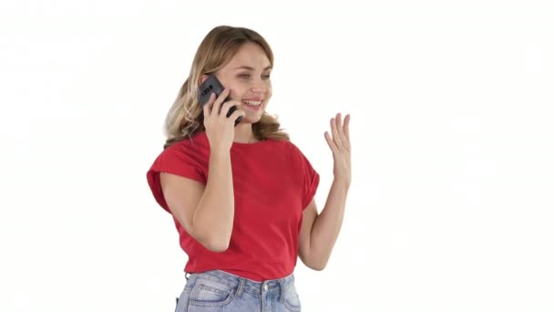 Jolie femme parlant au téléphone sur fond blanc . — Video