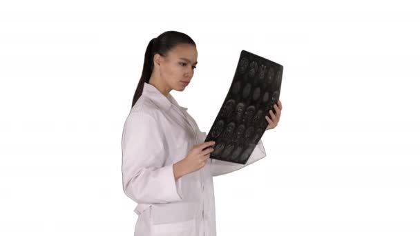 Personale sanitario donna intellettuale con labcoat bianco, guardando l'immagine radiografica a raggi X, scansione ct, risonanza magnetica su sfondo bianco. — Video Stock