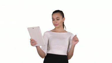 Mutlu kadın beyaz arka planda tablet üzerinden görüntülü konuşma yapıyor..