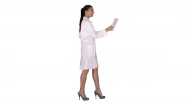 Elinde tablet olan genç bir kadın doktor beyaz arka planda video görüşmesi yapıyor..