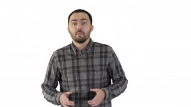 Sıradan yürüyen ve beyaz arka planda kameraya konuşan bir adam..