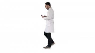 Yürüyüş ve cep telefonunuzun ve beyaz arka plan üzerinde erkek doktor.