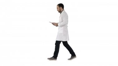 Doktor beyaz arkaplanda yürürken sekme kullanıyor.