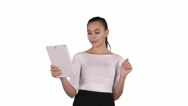 Boldog nő chat keresztül video hívás tabletta fehér háttér. — Stock videók