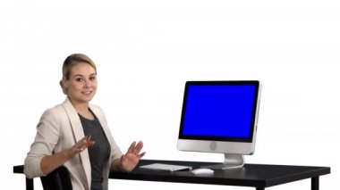 Konuşurken kendinden emin odaklı iş kadını arka plan beyaz fotoğraf makinesi ve onun yanında izlemek isteyen için. Mavi ekran Mock-up.