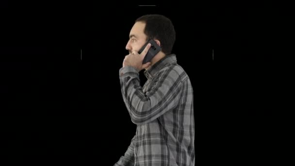 Joven fresco con barba caminando y hablando con el teléfono móvil, Alpha Channel — Vídeo de stock