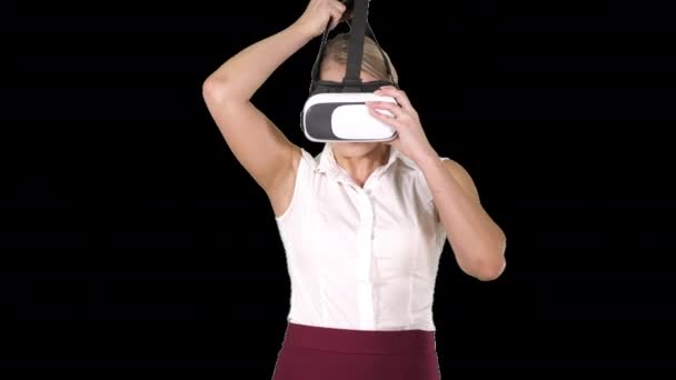 Donna con visore VR dispositivo occhiali Realtà virtuale concetto, Alpha Channel — Video Stock