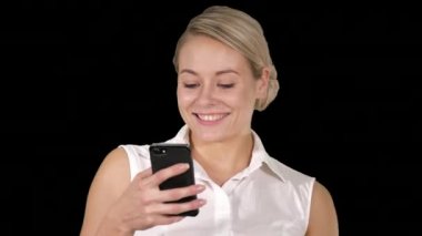 Gülümseyen ve istimal hareket eden telefon, alfa kanalı mutlu genç güzel kadın