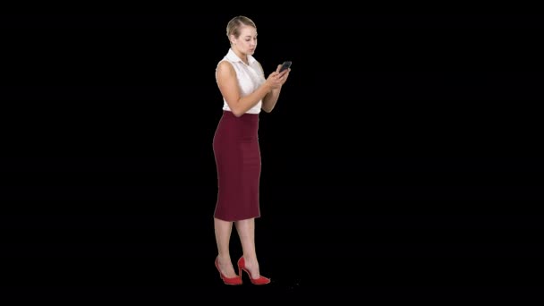 Νεαρή εστιασμένη γυναίκα κοιτάζει στο κινητό της, κανάλι Άλφα — Αρχείο Βίντεο