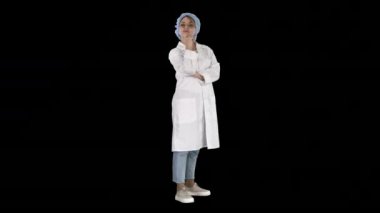 Kolları çapraz duran, kendine güvenen genç bayan doktor, Alfa Kanalı.