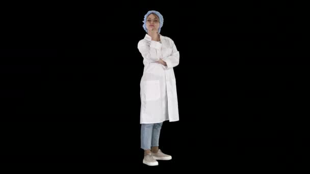 Улыбающаяся уверенная молодая женщина-врач, стоящая со скрещенными руками, канал Альфа — стоковое видео