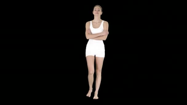 Usmívající se sportovní žena kráčí se založenýma rukama a dívá se do kamery, Alpha Channel — Stock video