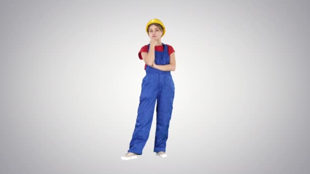 Женщина в строительной форме слушает инструкции на градиентном фоне . — стоковое видео