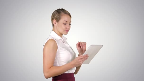 Nowoczesna bizneswoman korzystająca z tabletu podczas spaceru, Alpha Channel — Wideo stockowe