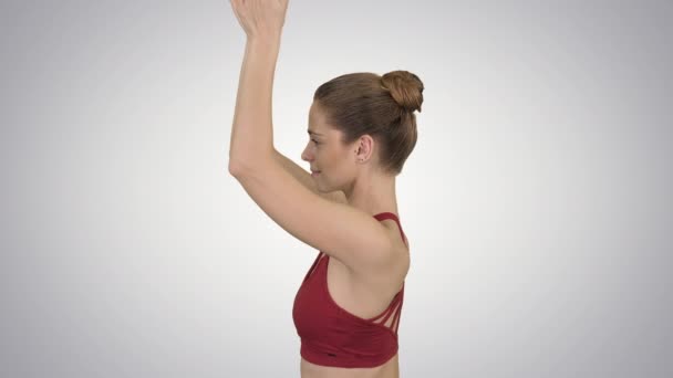 グラデーションの背景でヨガを練習する若い女性. — ストック動画