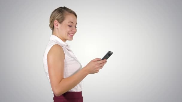 Retrato de media longitud de una joven empresaria mirando su teléfono, Alpha Channel — Vídeos de Stock