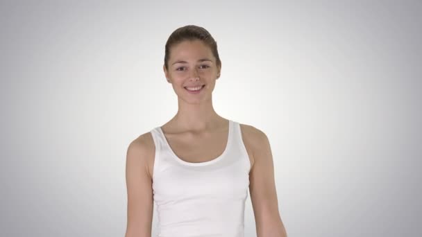 Mujer sonriente caminando sobre fondo de gradiente. — Vídeo de stock