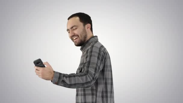 Νεαρός άντρας βγάζει selfie φωτογραφία με smart-phone στο φόντο κλίσης. — Αρχείο Βίντεο
