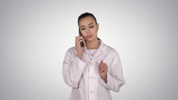 自信的女医生 医护专业人员在电话上与有梯度背景的病人交谈 专业拍摄4K分辨率 013 你可以用它在你的商业广告 — 图库视频影像
