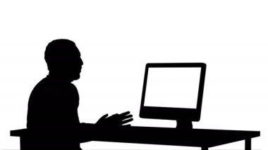 Siluet genç iş adamı bilgisayarında görüntülü arama yapma.