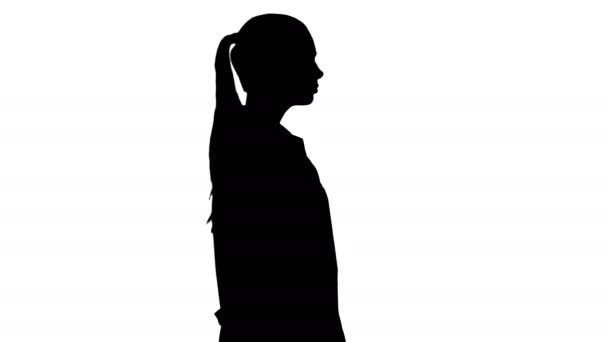 Silhouet Doctor schoonheidsspecialiste in een wit gewaad loopt. — Stockvideo