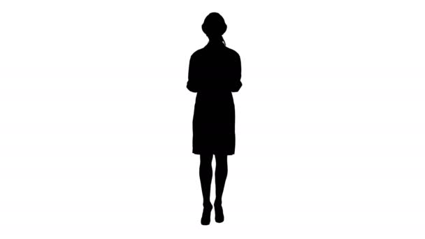 Silhouet vrouwelijke ingenieur lopen en praten met camera presenteren iets. — Stockvideo