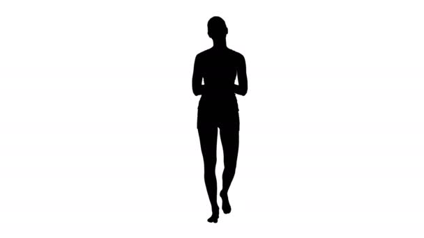 Silhouette Frau in weißer Sportkleidung hält eine Papptasse Kaffee und spricht in die Kamera. — Stockvideo