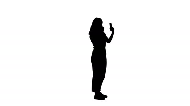 全长拍摄 侧视图 轮廓女人用口红看着她的手机 专业拍摄4K分辨率 006 你可以用它在您的商业视频 — 图库视频影像