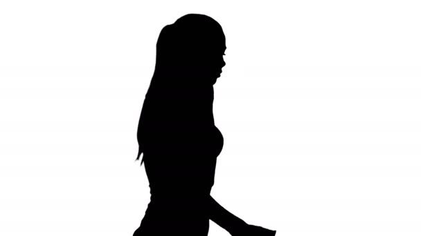 Silhouette Stressed businesswoman with mobile phone making a call. — Stock Video