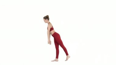 Tuladandasana ya da Dengeleyici Çubuk Poz, güzel bir yogi kadının beyaz arka planda yaptığı gelişmiş bir yoga duruşu..