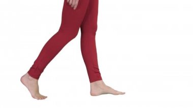 Kadınların bacakları çıplak ve beyaz arka planda yoga yapıyorlar..