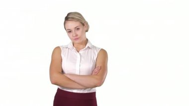 Orta boy. Beyaz arka planda elleri bağlı duran kendine güvenen güzel genç bir iş kadını. 4K çözünürlükte profesyonel atış. 005. Kullanabilirsin, mesela. Ticari videonuzda, iş