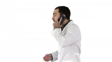 Doktor beyaz arka planda cep telefonuyla konuşuyor..