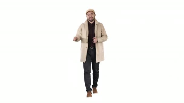 Jonge man in trenchcoat maakt hi gebaar op witte achtergrond. — Stockvideo