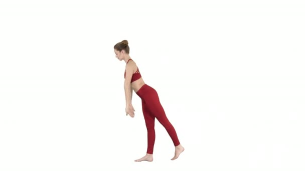 Туладандасана или балансирующая поза палки - это продвинутая поза йоги, сделанная красивой женщиной-йогом на белом фоне.. — стоковое видео