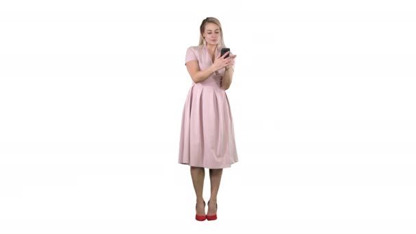 Volwassen vrouw dragen licht roze jurk maken selfie op witte achtergrond. — Stockvideo