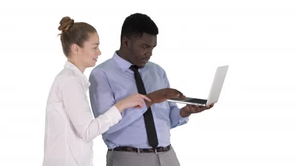 非裔美国人商业顾问显示在笔记本电脑屏幕上与白人女商人交谈的东西在白色背景. — 图库视频影像