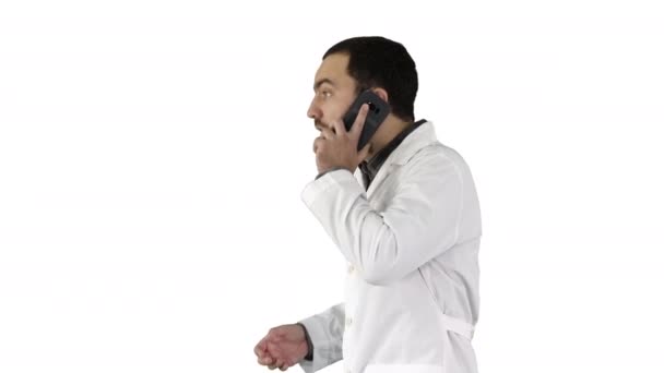 Γιατρός μιλάει στο κινητό τηλέφωνο σε λευκό φόντο. — Αρχείο Βίντεο