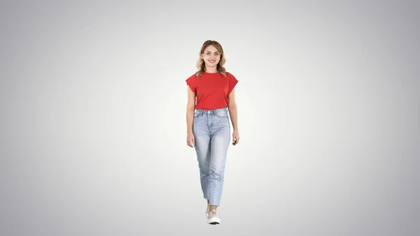 Mujer casual caminando y sonriendo sobre fondo degradado. — Foto de Stock