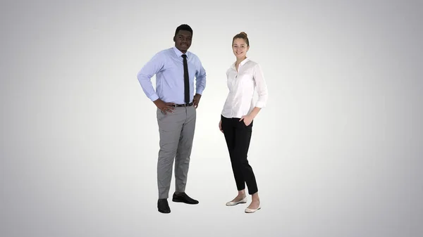 Empresarios exitosos, equipo de negocios posando sobre un fondo degradado. —  Fotos de Stock