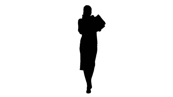 Silhouette Shopping donna con borse parlare al telefono. — Foto Stock