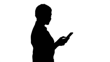 Siluet yarım uzunluk portre seyir onun telefon genç iş kadını.