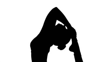 Siluet güzel genç kadın Yoga egzersiz Eka Rajakapotasana Reset poz, One-Legged Kral güvercin duruş yapmak.