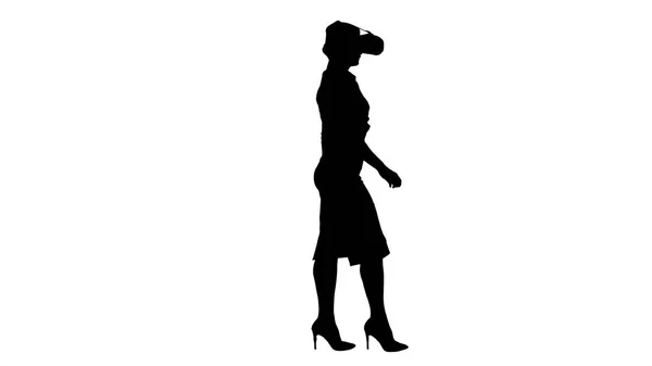Sylwetka młoda kobieta noszenia urządzenia wirtualnej rzeczywistości i spacery. — Zdjęcie stockowe